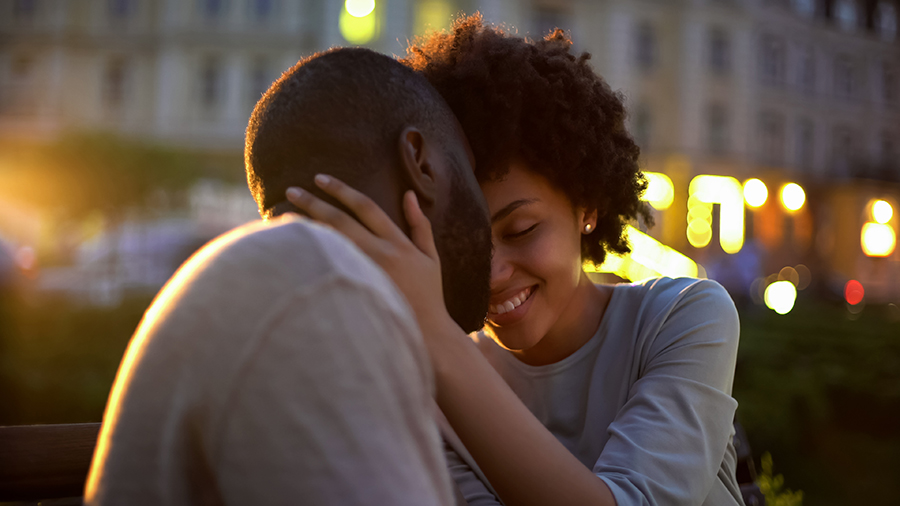 um homem e uma mulher se beijando