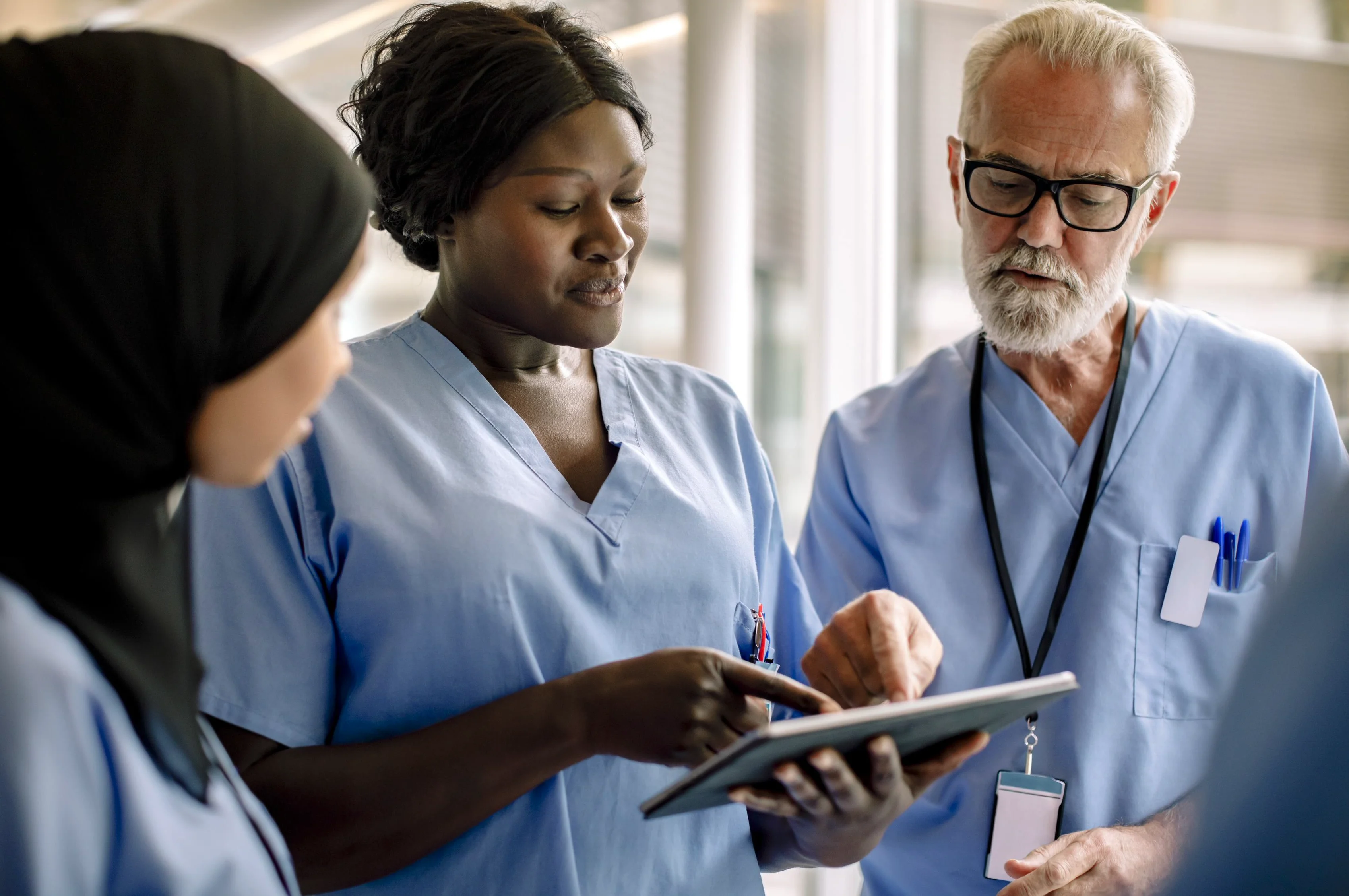 trois médecins qui regardent un comprimé